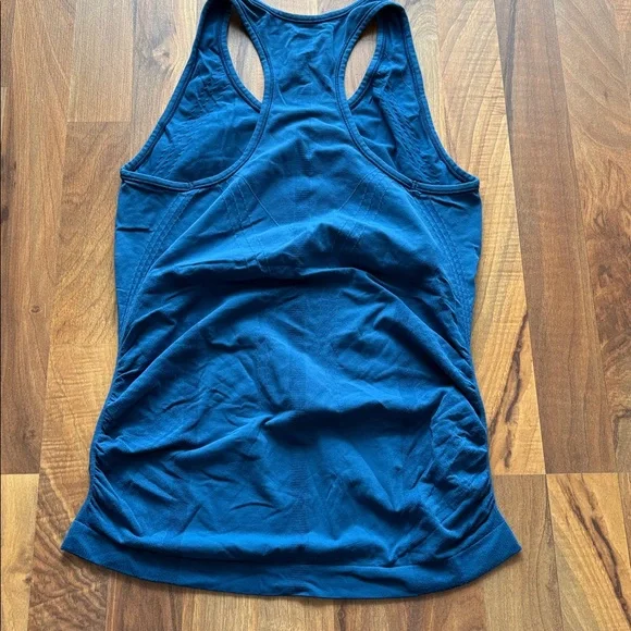 Athleta Woman’s Size M Deep Blue Racerback Athletic Tank - Picture 6 of 8